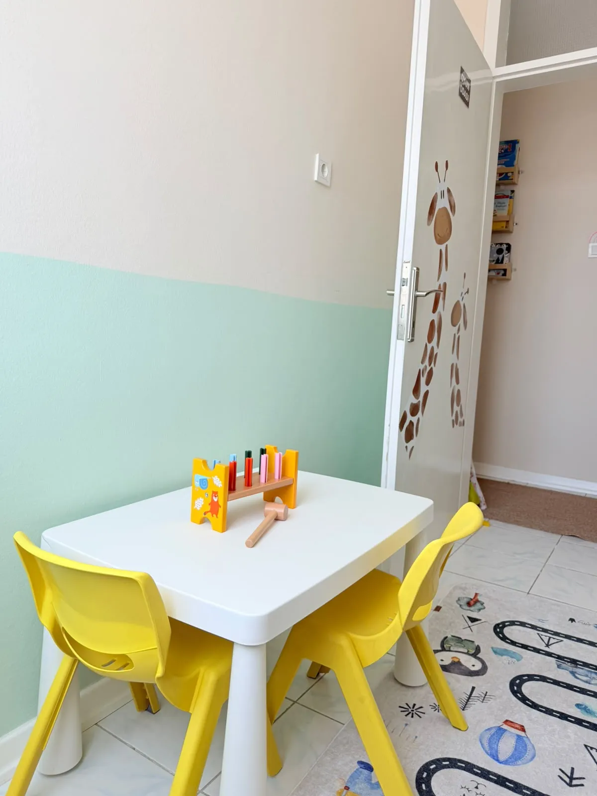 Çocuklar için hazırlanmış mini çalışma masası